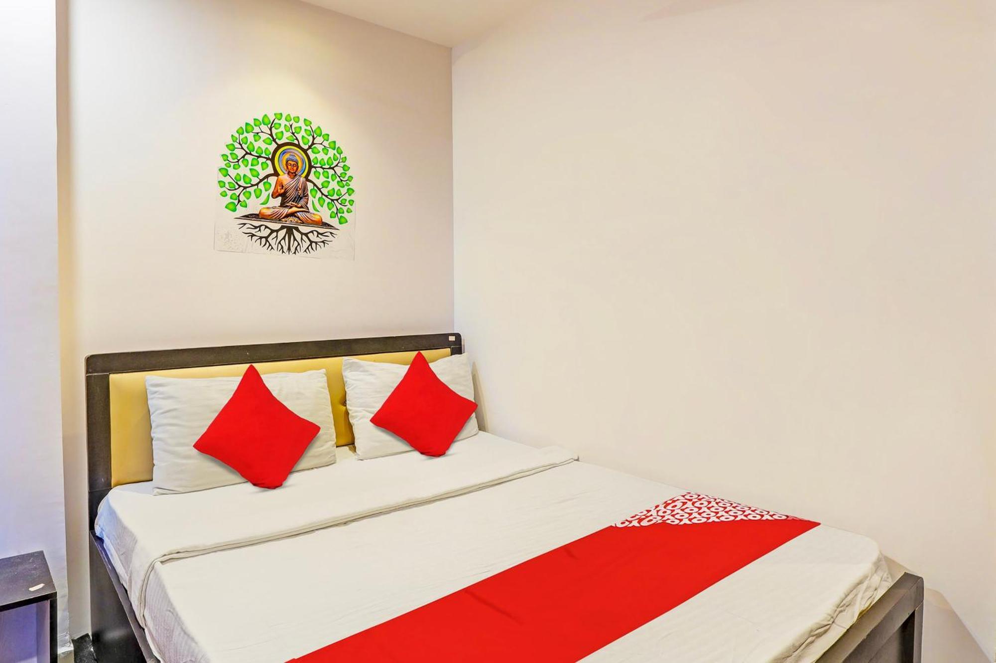 Hotel O Lotus Hotel Surat Exterior foto