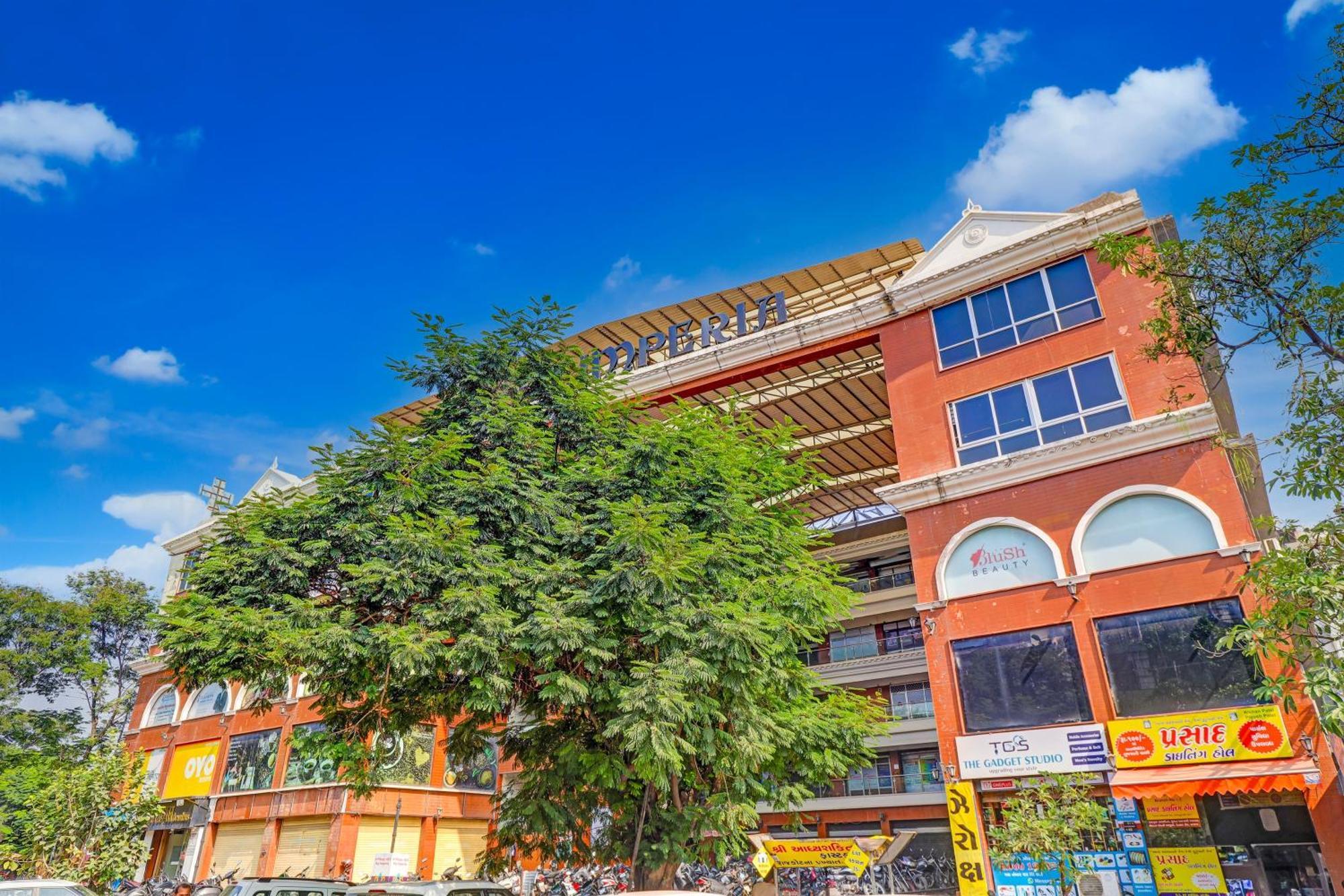 Hotel O Lotus Hotel Surat Exterior foto
